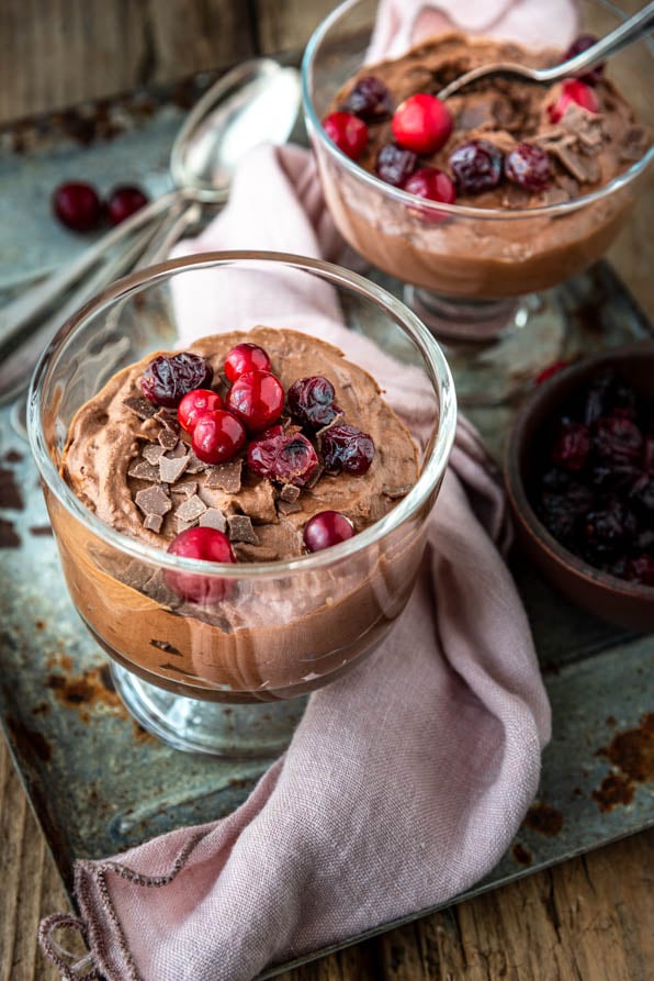 2 Gläser Mousse au chocolat auf Tablett