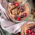 Ein Löffel sticht in Mousse au chocolat