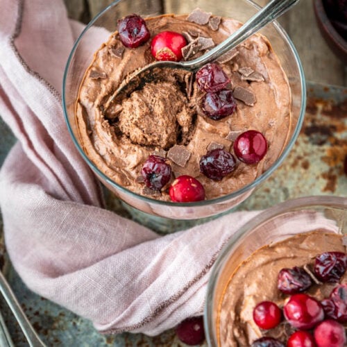 Ein Löffel sticht in Mousse au chocolat
