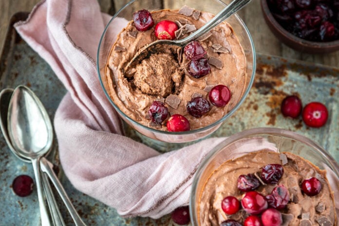 Ein Löffel sticht in Mousse au chocolat