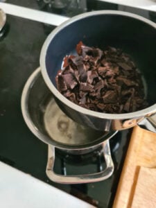 Schokolade über Wasserbad für Mousse au chocolat Rezept