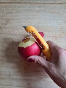 Ein Apfel für Apfelpunsch Rezept wird geschält