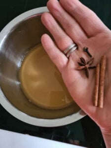 Gewürze werden in Kochtopf gegeben