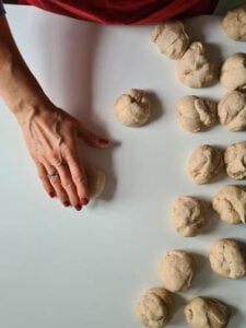 Teigkugel wird gerollt