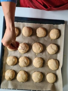 Saaten werden auf Teiglinge gestreut