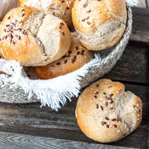 Ein Brötchen liegt vor einem Brotkörbchen