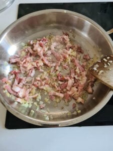 Speck wird angebraten