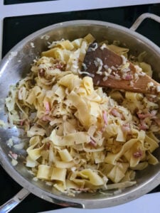 Nudeln werden unter Spitzkohl gemischt