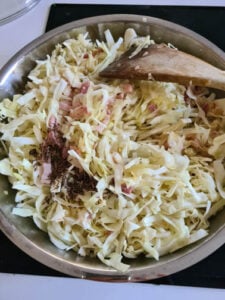 Spitzkohl wird angebraten für Krautnudeln Rezept