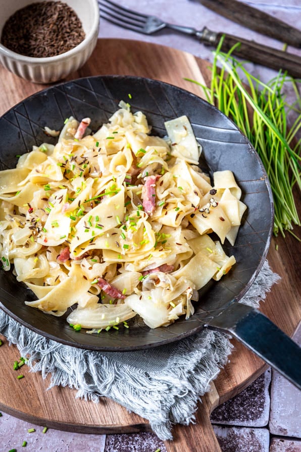 Eine Pfanne Krautfleckerl wurde auf einem Brett angerichtet