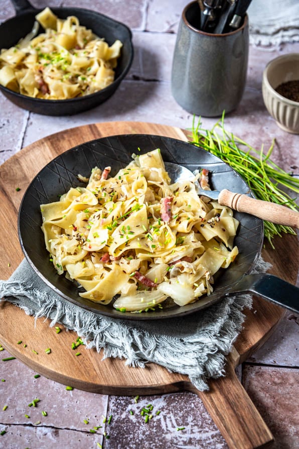 Eine Pfanne Krautfleckerl vor dem Anrichten