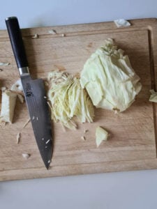 Spitzkohl wird in Streifen geschnitten für Krautnudeln Rezept