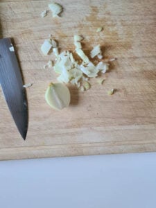 Zwiebeln werden gehackt