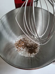 Zucker und Vanillezucker in Küchenmaschine für Tassenkuchen