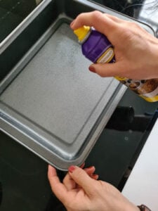 Backblech wird eingesprüht