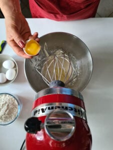 Eier werden in Küchenmaschine gegeben für Tassenkuchen
