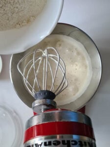 Mehl wird in Rührschüssel für Tassenkuchen gegeben