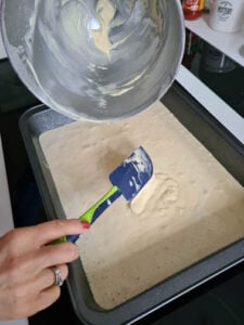 Teig wird auf Backblech gestrichen