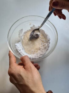 Zucker und Fanta werden verrührt