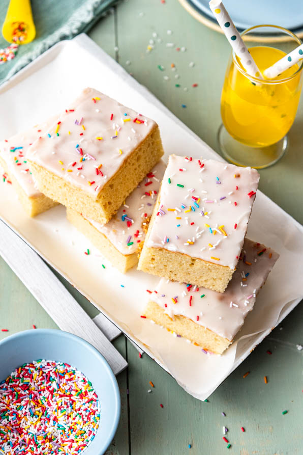 5 Stück Fantakuchen liegen auf einem Teller