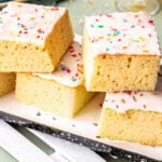 Einige Stück Fantakuchen gestapelt auf Teller