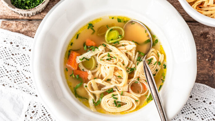 flaedlesuppe-wie-bei-oma Flädlelsuppe in einem Suppenteller mit Löffel - Foodblog Mundgefühl