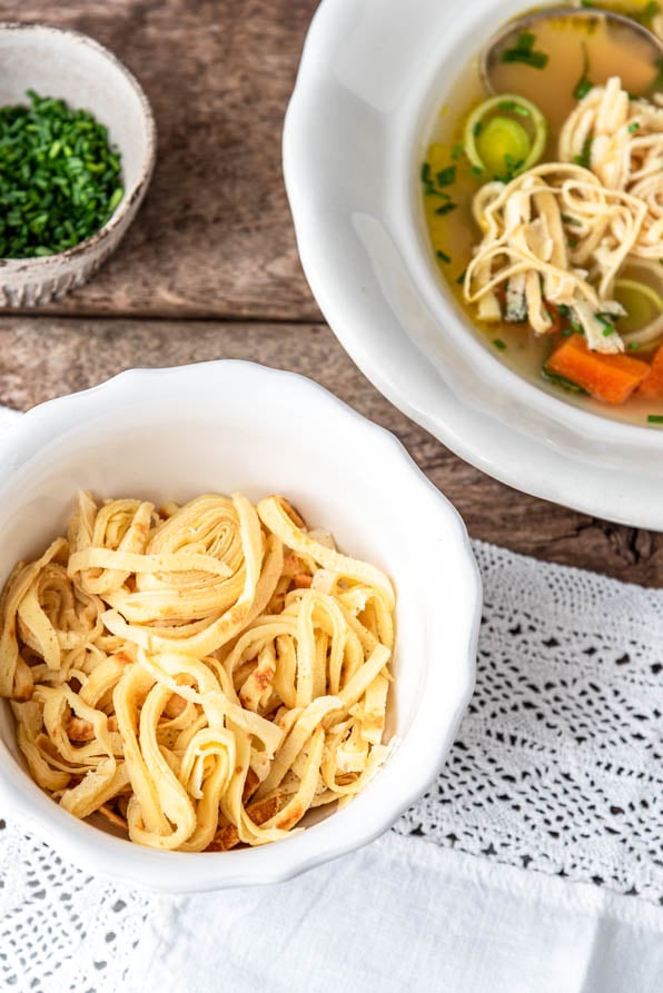 Ein Suppenteller mit Flädlesuppe und geschnittenen Pfannkuchen