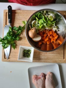 Gehackte Zutaten für Frittatensuppe - Foodblog Mundgefühl