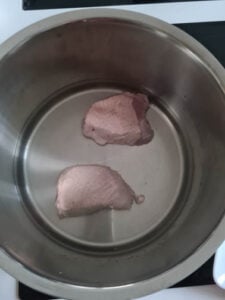 Hühnerbeine in Kochtopf für Frittatensuppe