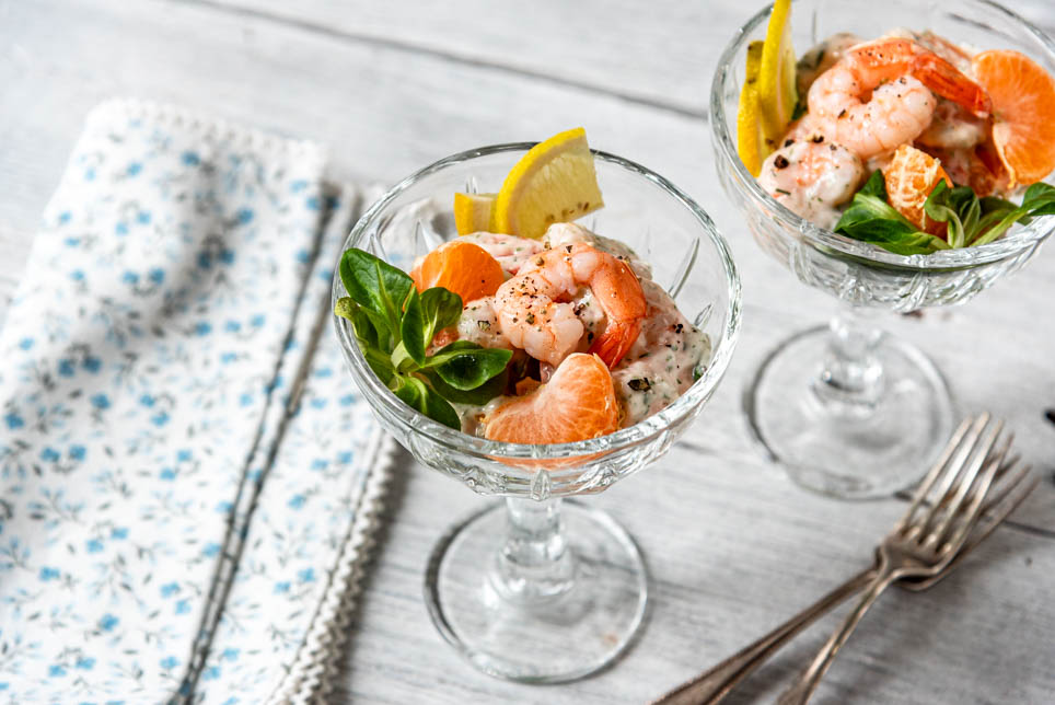 2 Gläser Garnelencocktail in hübschen Gläsern angerichtet