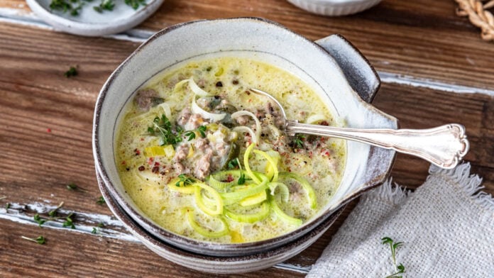 Käse-Lauch-Suppe mit Hackfleisch wie von Oma | Rezept