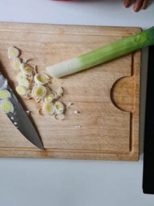 Lauch wird geschnitten für Käse-Lauch-Suppe Rezept