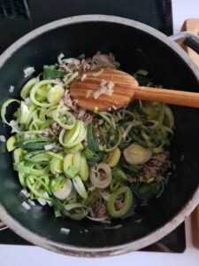 Zutaten für Käse-Lauch-Suppe Rezept werden in Kochtopf angebraten