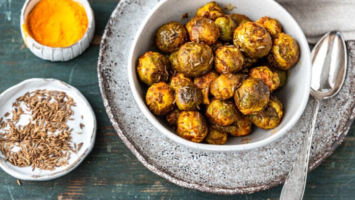 Rosenkohl aus dem Ofen in einer Schüssel und Gewürzen - Foodblog Mundgefühl