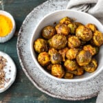 Rosenkohl aus dem Ofen in einer Schüssel und Gewürzen