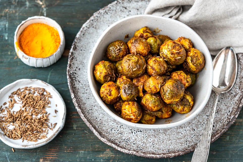 Rosenkohl aus dem Ofen in einer Schüssel und Gewürzen