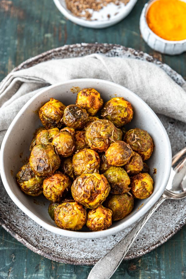 Rosenkohl aus dem Ofen in einer Schüssel und Gewürzen