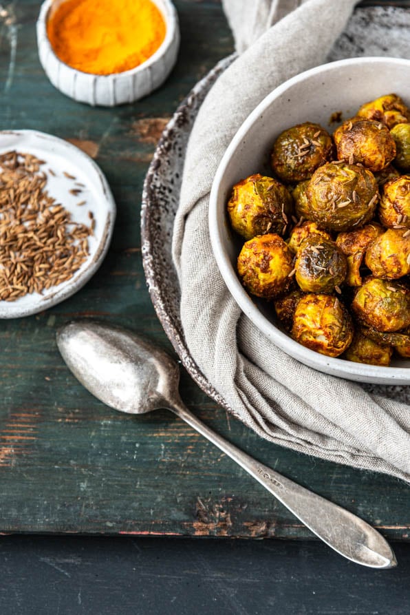 Eine Schüssel mit Rosenkohl aus dem Ofen mit Kurkuma und Kreuzkümmel - Foodblog Mundgefühl