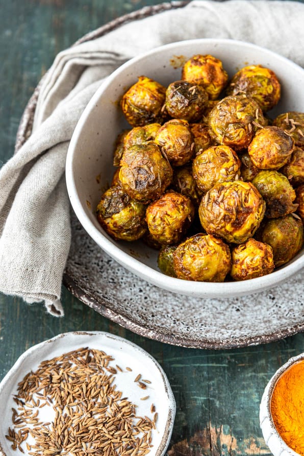 Rosenkohl aus dem Ofen in einer Schüssel und Gewürzen - Foodblog Mundgefühl