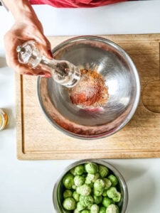 Gewürze für Rosenkohl Ofen werden vermischt