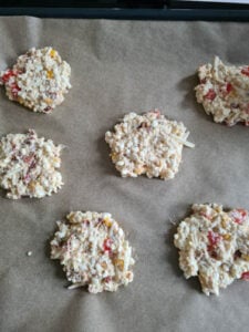 Zutaten für Hüttenkäsetaler Rezept wurden zu Talern geformt.