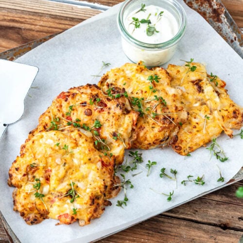 Hüttenkäsetaler mit Dip auf Blech