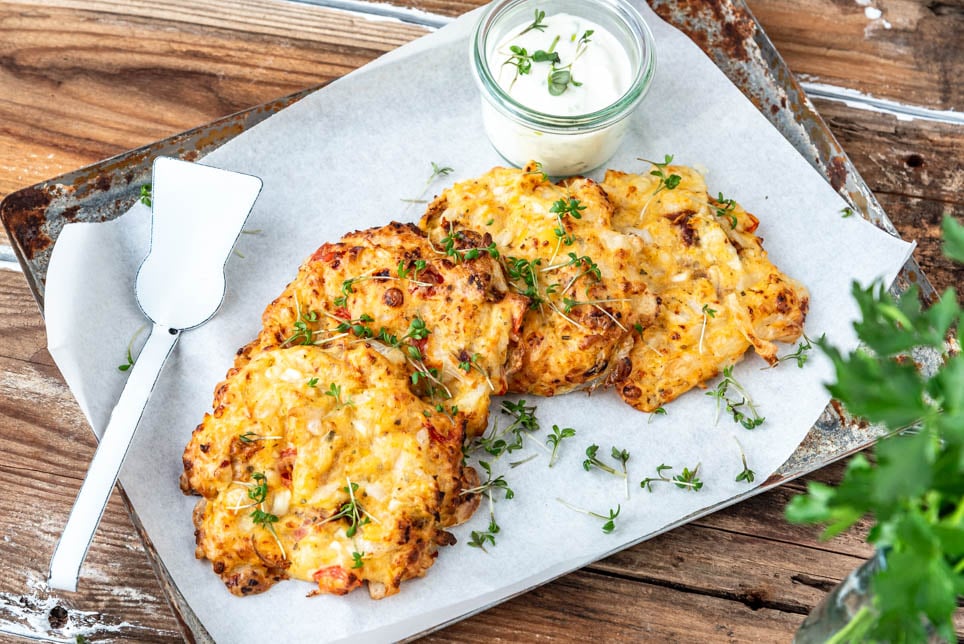 Hüttenkäsetaler mit Dip auf Blech