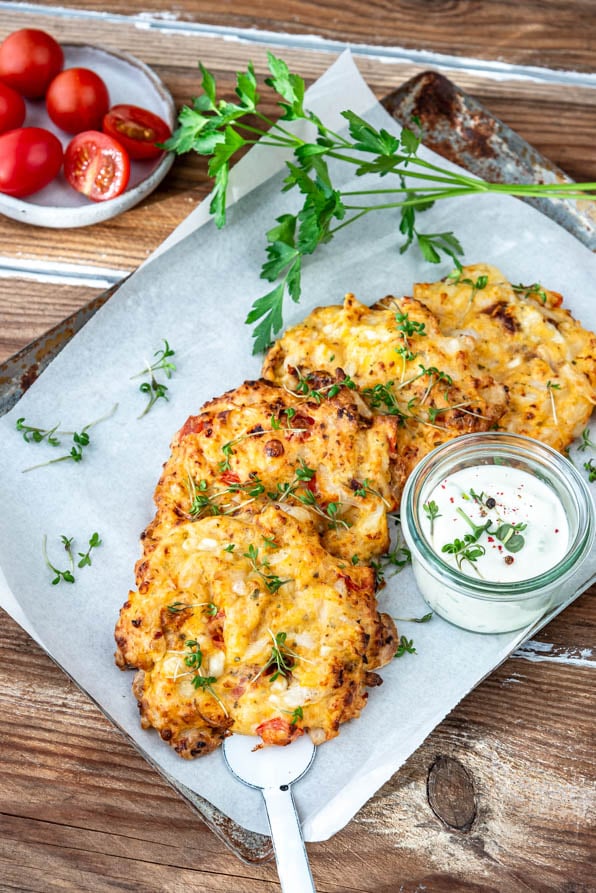 Hüttenkäsetaler mit Dip auf Blech und Petersilie