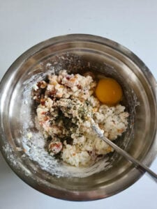 Körniger Frischkäse und weitere Zutaten für Hüttenkäsetaler Rezept werden verrührt