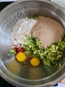 Zutaten für Zucchinipuffer in Schüssel