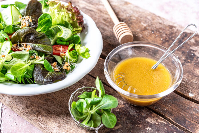 Ein Salatteller mit Dressing in Schüsselchen