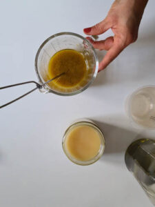 Zutaten für Dressing werden verrührt