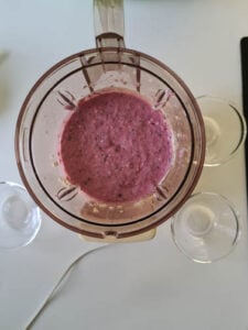 Pürierte Beeren in Standmixer für Beeren Smoothie Rezept