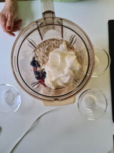 Alle Zutaten in Standmixer für Beeren Smoothie Rezept